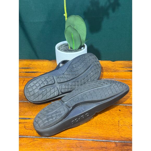 Oofos rubber sandals in good condtion size 10 women's - Picture 6 of 7